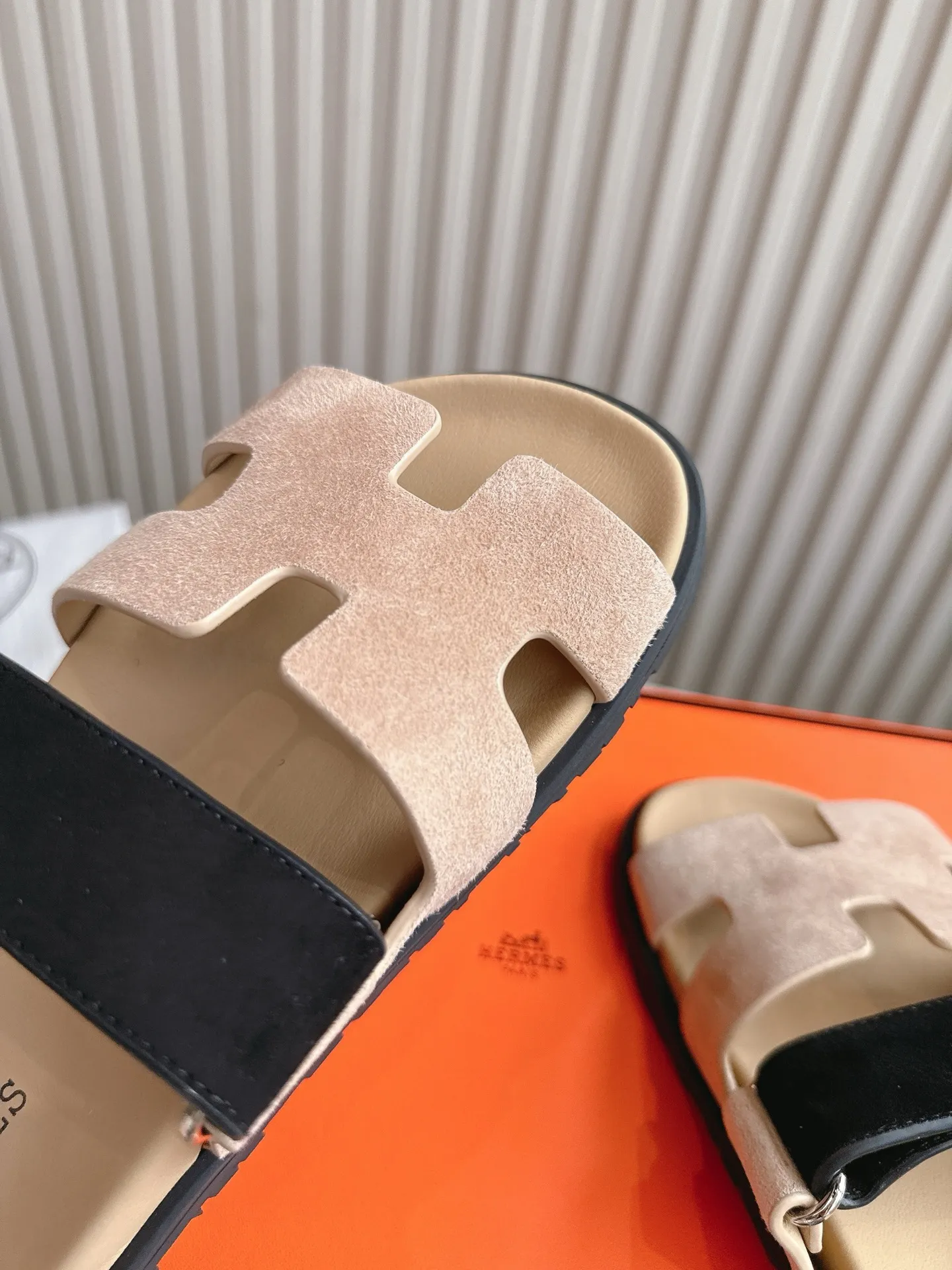 p480🐮🐮Couple model (top version) H family 2024 spring and summer new style HERMES Hermes' recently popular couple model pig nose angle sandals and slippers, paired with various colorful socks, popular. Upper: imported original deerskin (the genuine leather edging is not ordinary super migration). Lining: imported genuine leather. Outsole: Tpu non-slip and wear-resistant outsole. Size: Female 35-42 (40/42 non-returnable and non-exchangeable) Male size: 39-45 (45 non-refundable and non-exchangeable)